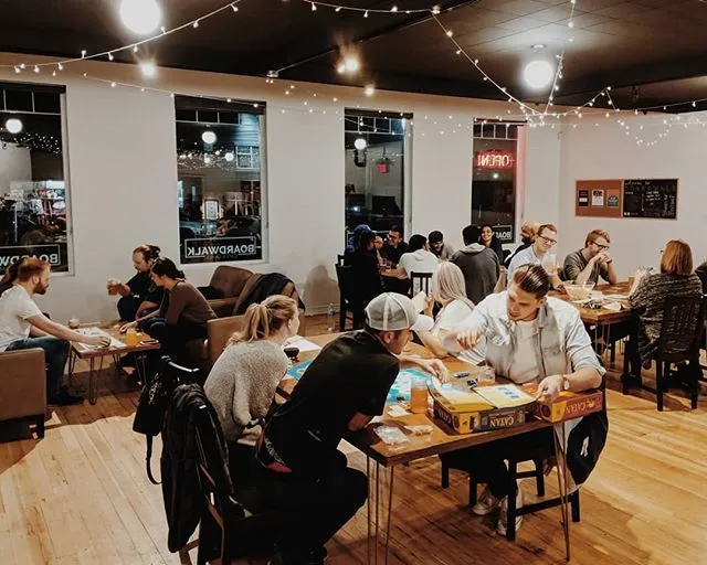 Joueurs concentrés autour d'un plateau de jeu stratégique